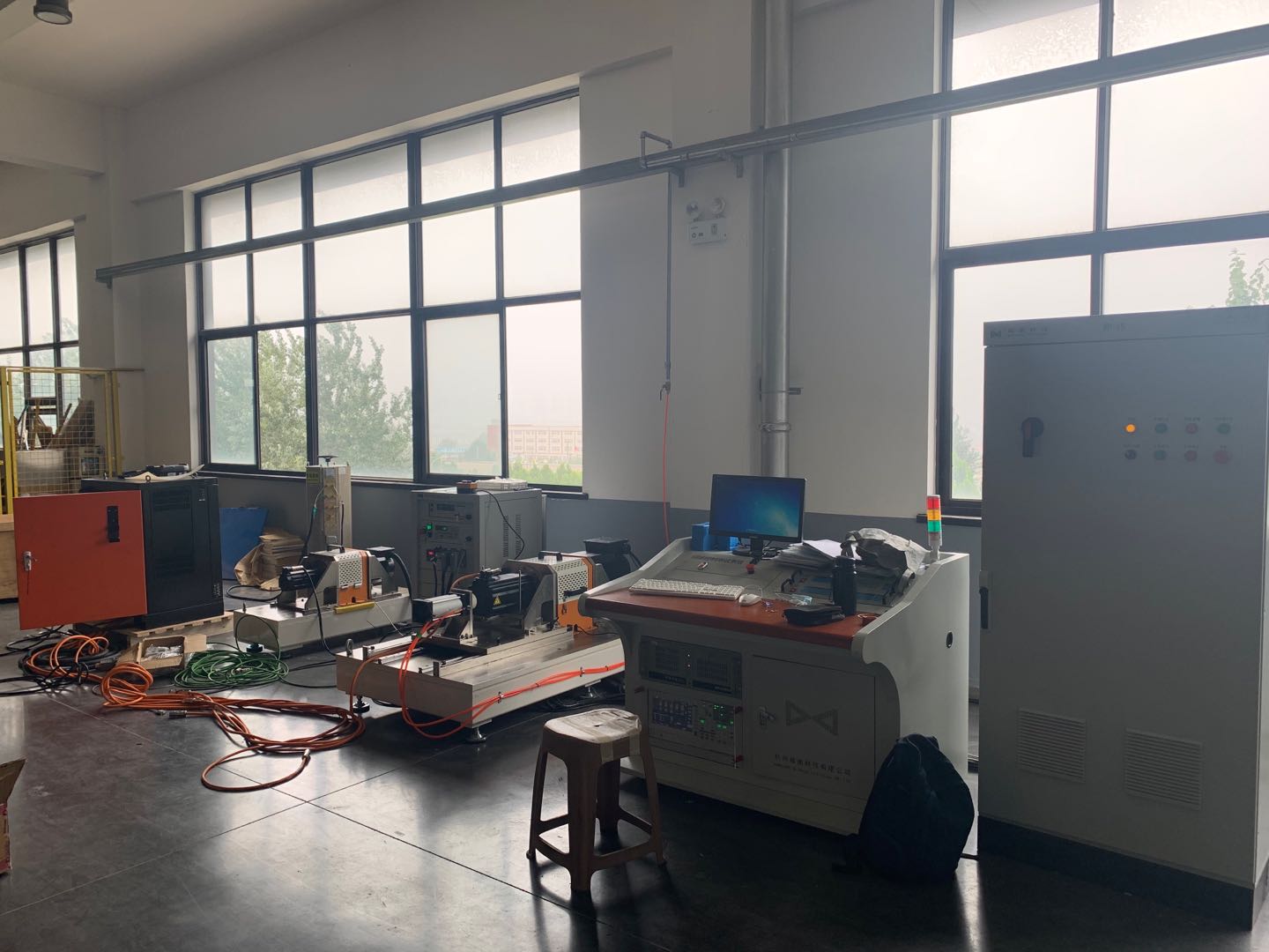 煙臺(tái)艾迪精密機(jī)械股份有限公司調(diào)試現(xiàn)場(chǎng)